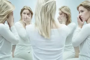 mujer viendose al espejo viendo que es autoimagen