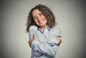 mujer abrazandose a si misma mostrando que es autoimagen concepto