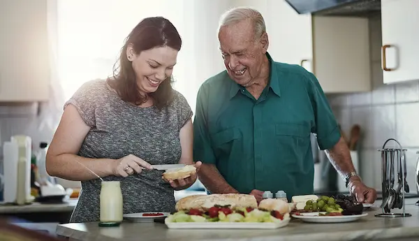Cómo organizar un plato saludable para un adulto mayor