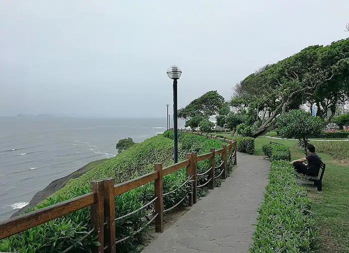Malecón de Miraflores La Combinación Perfecta de Vista y Relajación