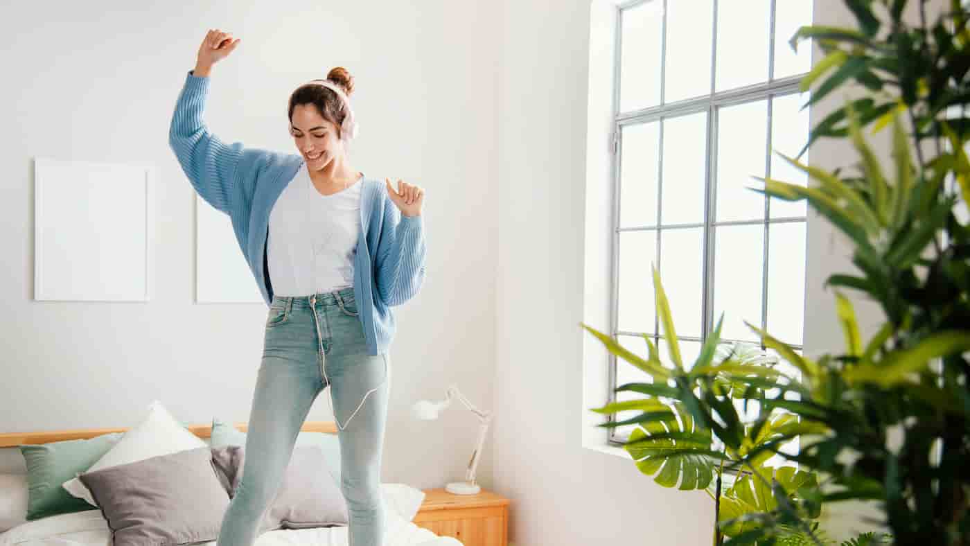 Mujer feliz en su cuarto aesthetic