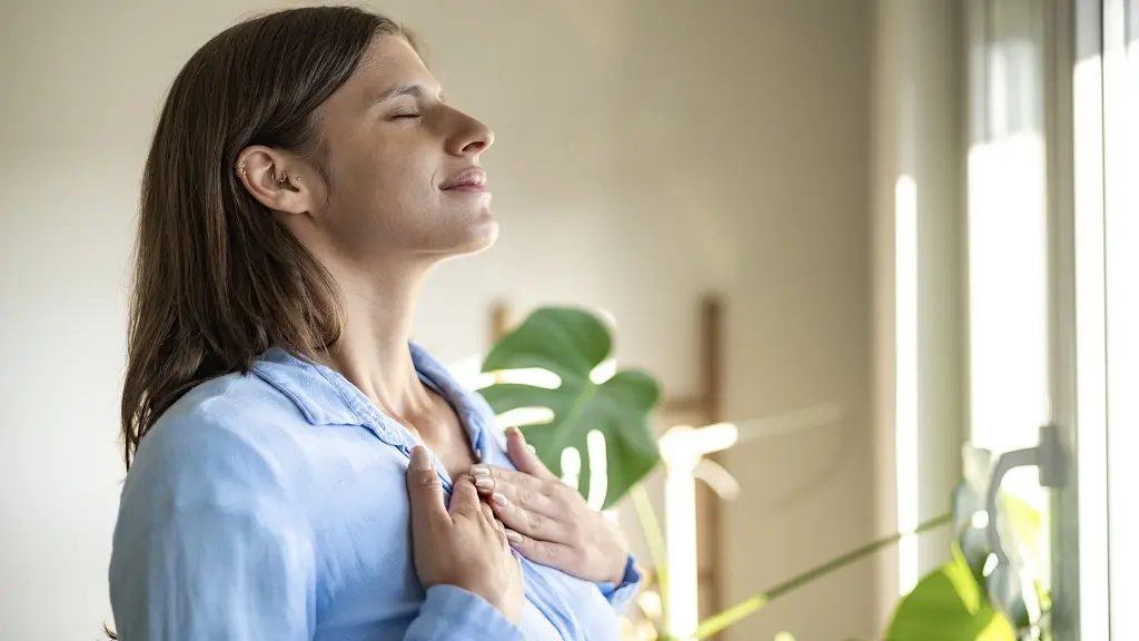 Chica respirando tranquilamente para relajarse