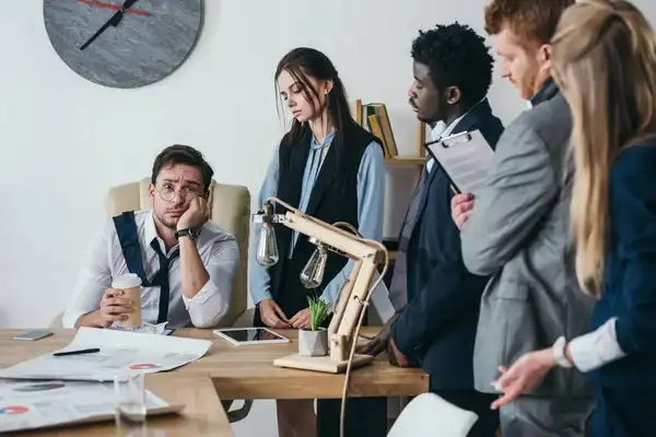 grupo de trabajo viendo las causas del bloqueo creativo