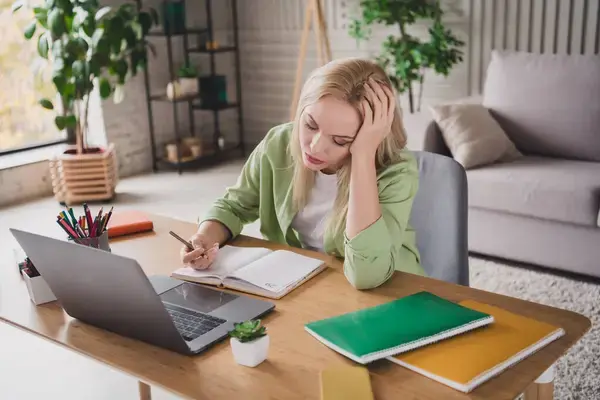 mujer trabajando viviendo lo que es un bloqueo creativo