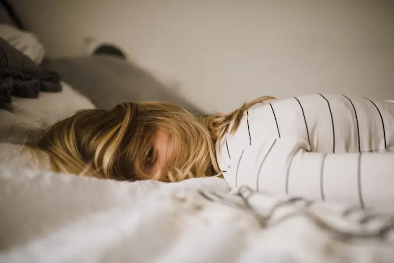 persona durmiendo bien después de aplicar los consejos extra a las técnicas de relajación para dormir