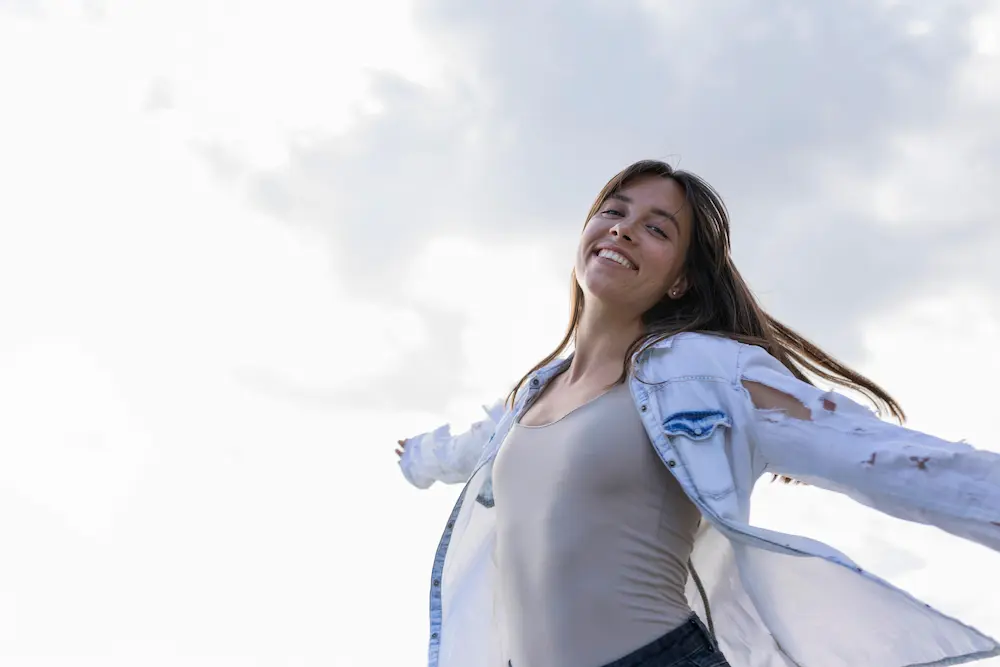 Bienestar desde adentro hacia afuera, mujer feliz por su salud