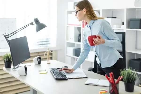 Herramientas y accesorios clave para mantener un espacio de trabajo organizado