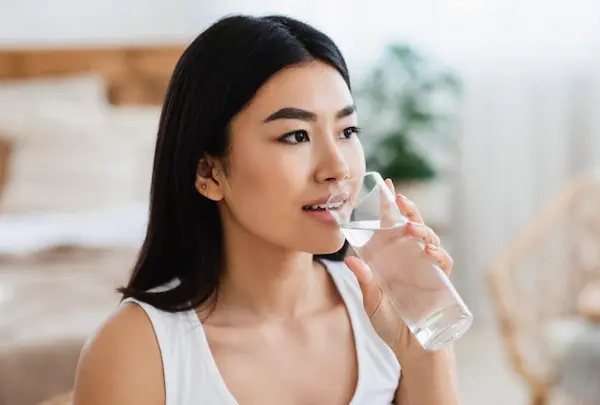 que es el colágeno, mujer bebiendo una vaso de agua que contiene colágeno 