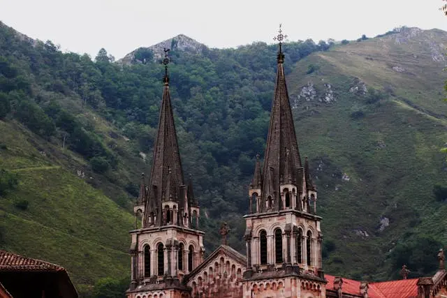 iglesia rodeada de montañas
