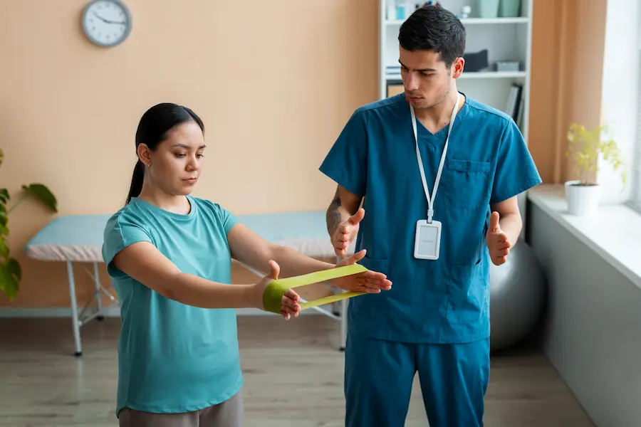 enfermero enseñando como realizar pausas activas a una paciente