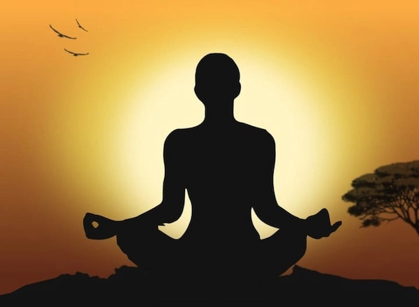 persona meditando