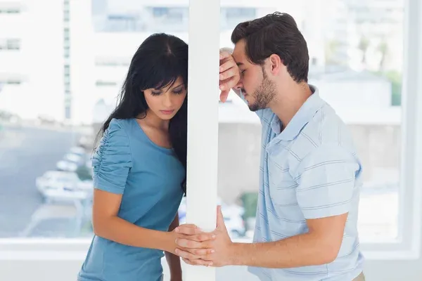 pareja recién separada aprendiendo a saber cómo superar una separación