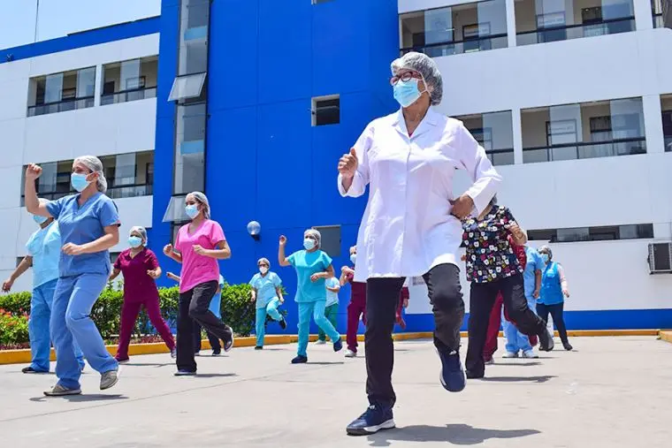 Por qué son tan relevantes las pausas activas en el sector salud en Perú