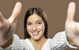 una sonrisa sana que impulsa la felicidad