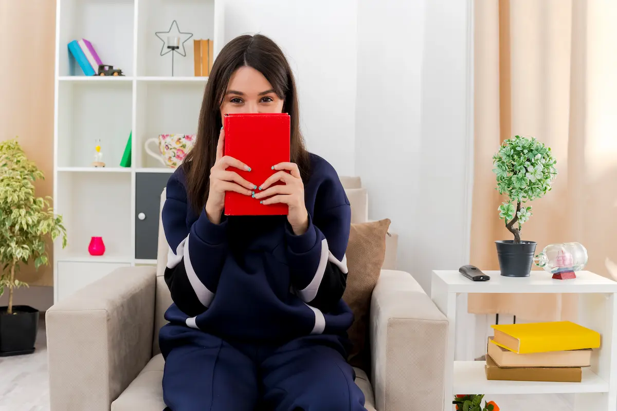 chica emocionada por leer varios libros