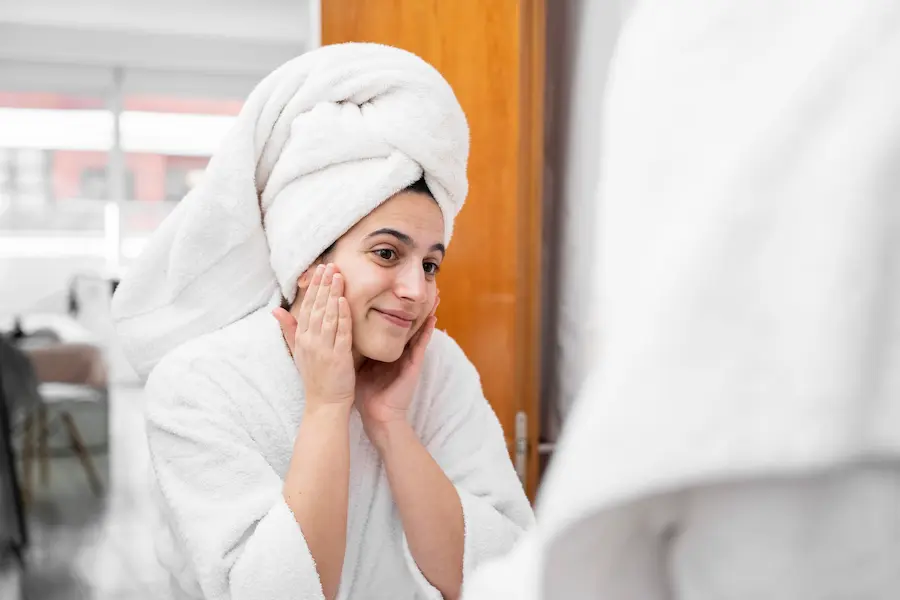 mujer-sonriente-en-el-interior de su baño