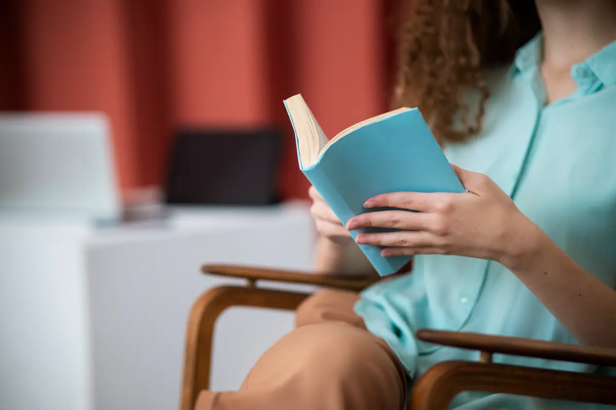mujer abriendo un libro pequeño