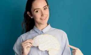 Mujer sonriente con cerebro de papel