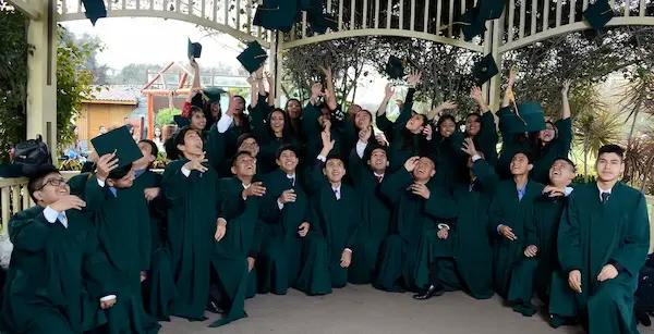 estudiantes del Colegio María de las Mercedes del nivel secundaria promoción