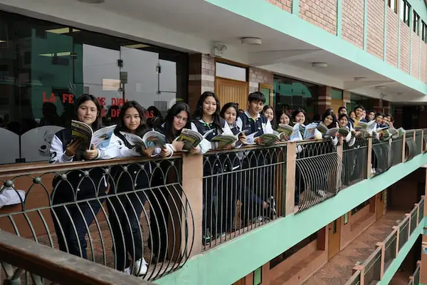 estudiantes de secundaria felices con la propuesta educativa del colegio María de las Mercedes