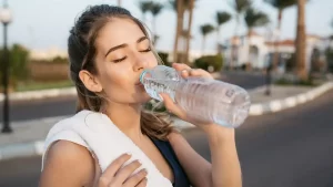 La relación entre hidratación, energía y cuidado personal