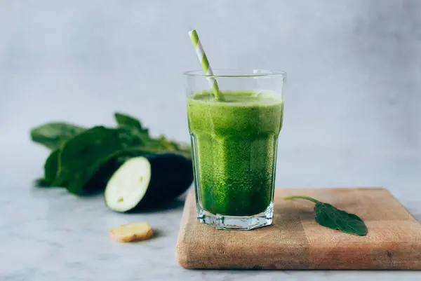 batido verde saludable con espinaca y frutas