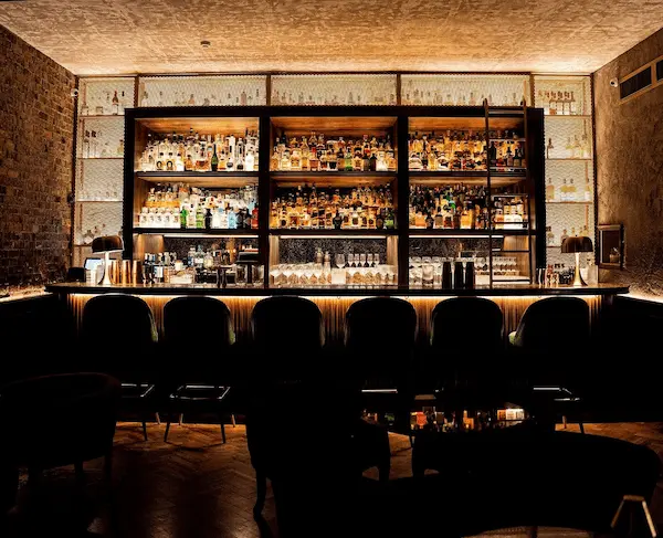 Interior de un speakeasy bar en Lima con ambiente relajado