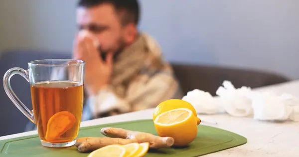 infusión de jengibre y miel como medicina casera para aliviar resfriados