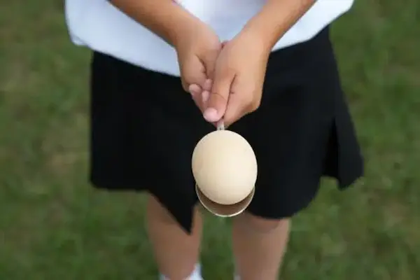Carrera de cucharas con huevo