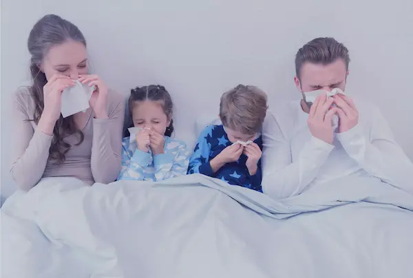 Ilustración de síntomas de gripe como dolor de garganta, fiebre y congestión para aprender como curar la gripe